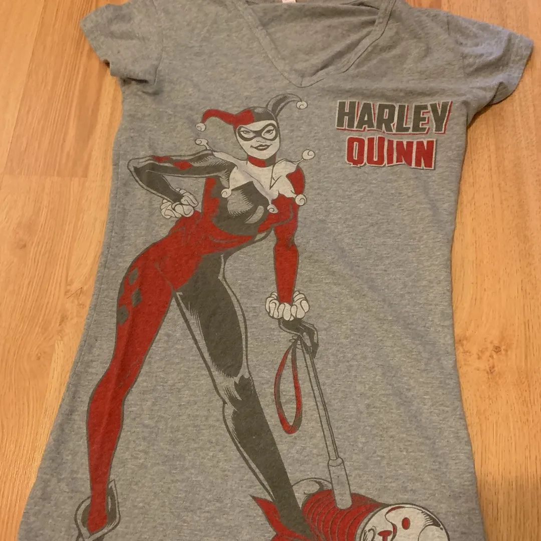 V Neck Medium Harley Quinn T-shirt photo 1