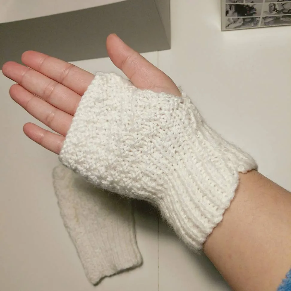 knitted fingerless half glove photo 1