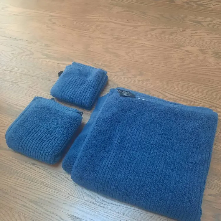 Towel, Hand Towel And Wash Cloths (x2) photo 1