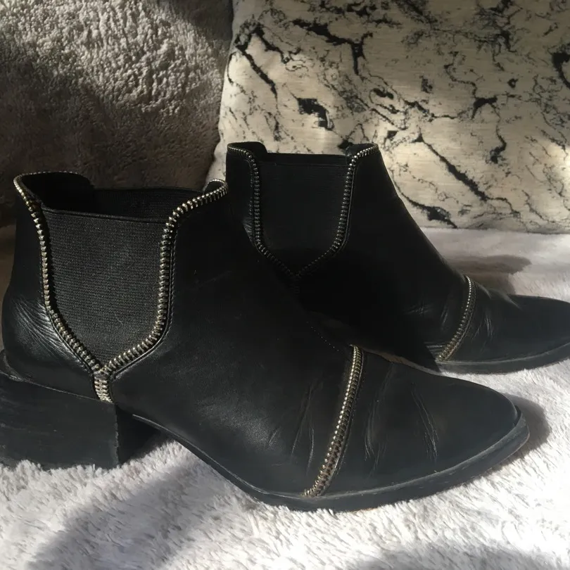 Senso Black Leather Heeled Boots With Silver Zipper Detail photo 1