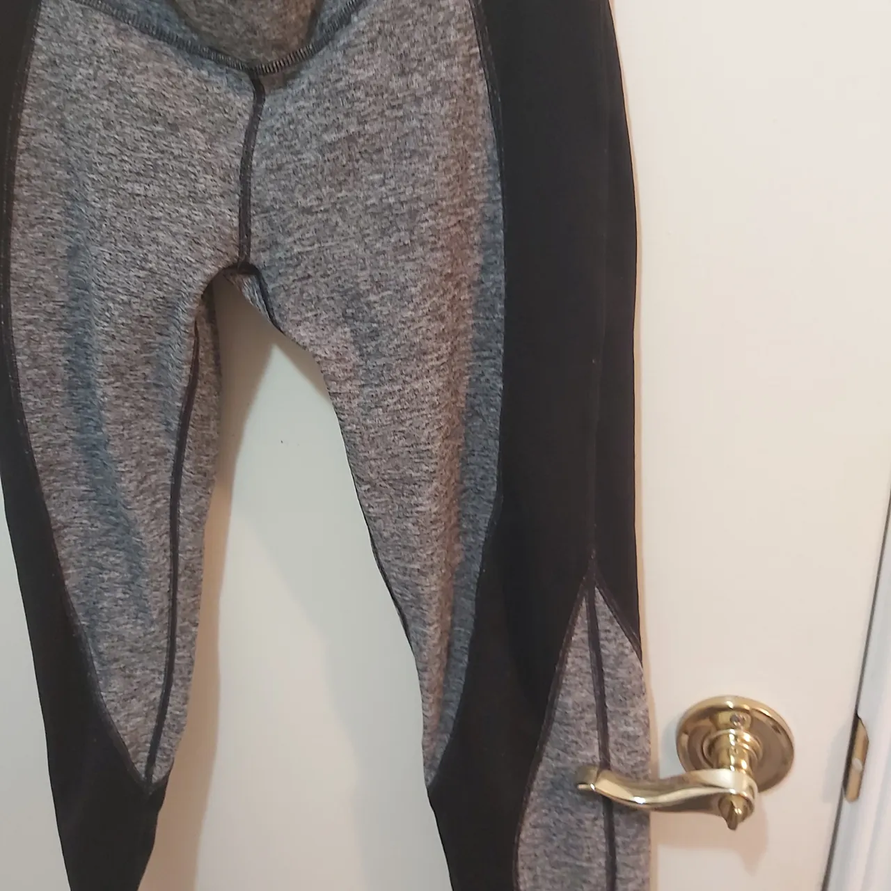 Grey and black workout leggings photo 4