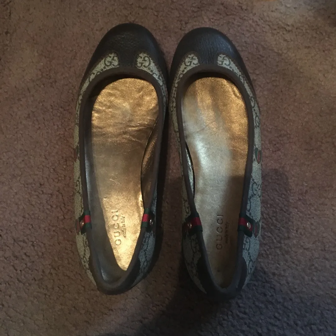 Authentic Gucci Flats In Amazing Condition photo 1