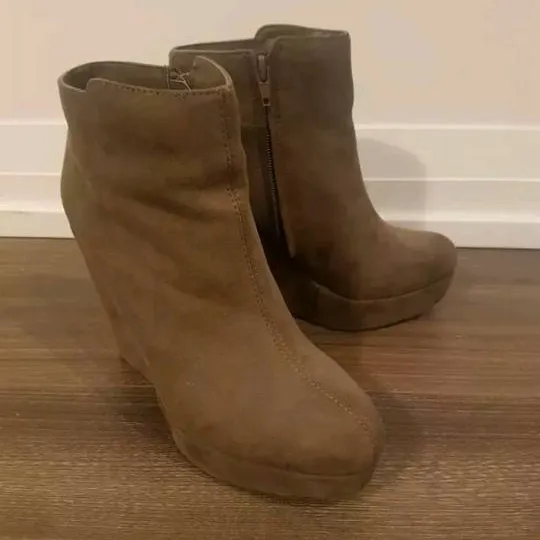 F21 FOREVER 21 Wedge Boots Size 8 photo 1