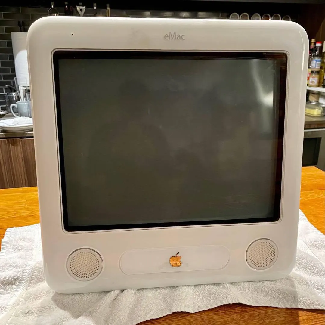 Apple 17” eMac, EMC 2057 (Q86J) - For Parts photo 1