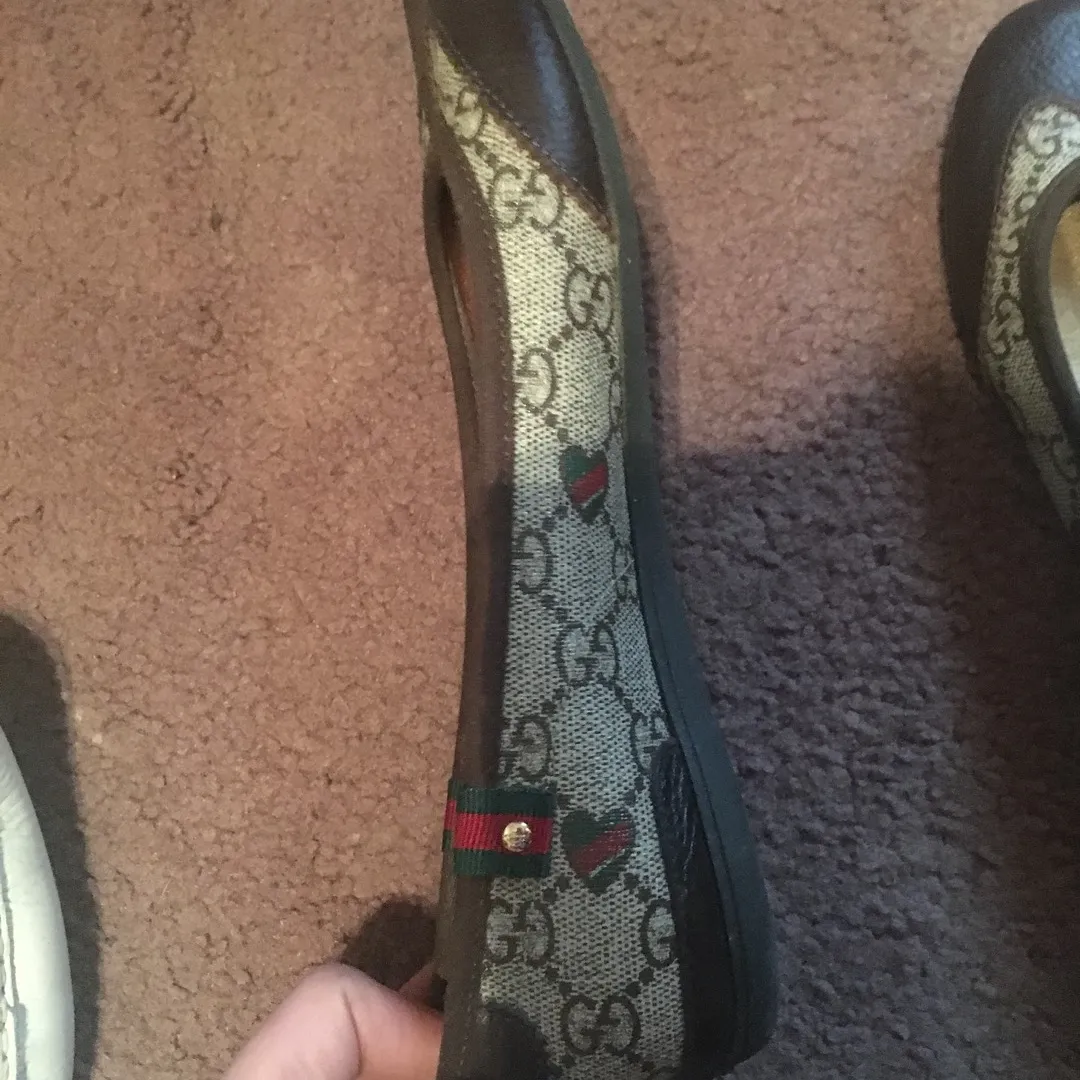 Authentic Gucci Flats In Amazing Condition photo 4