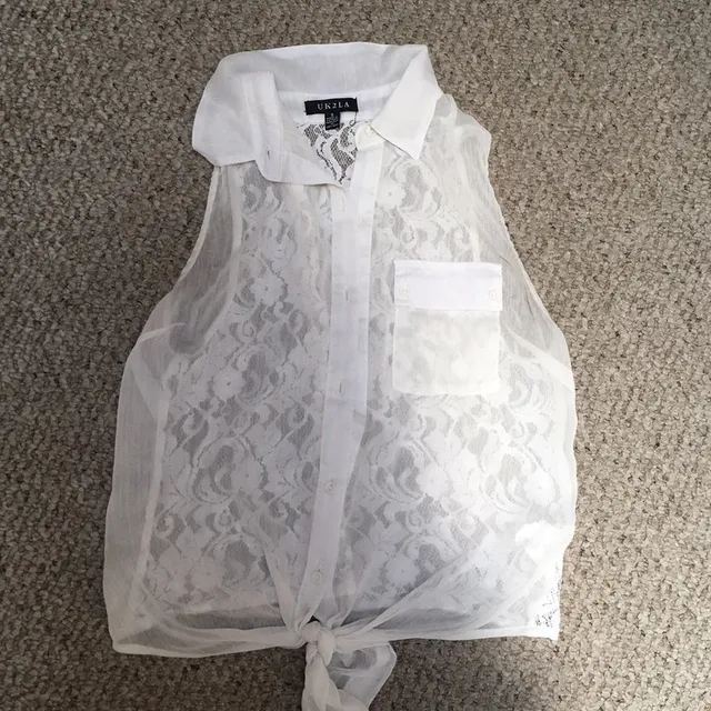 Small Sleeveless Blouse With Lace Back photo 1