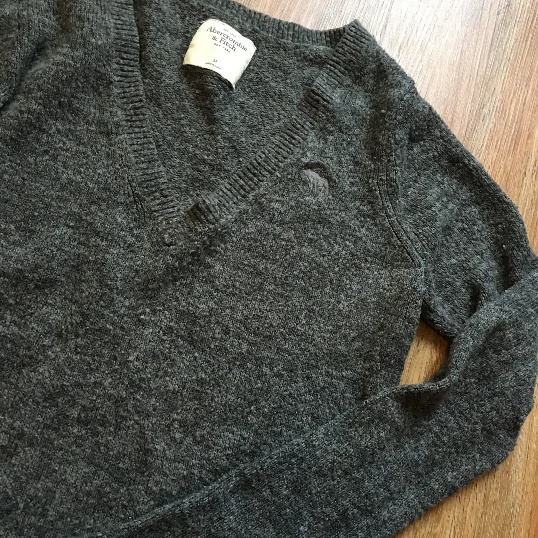 Grey Sweater - Abercrombie And Fitch Size M photo 1