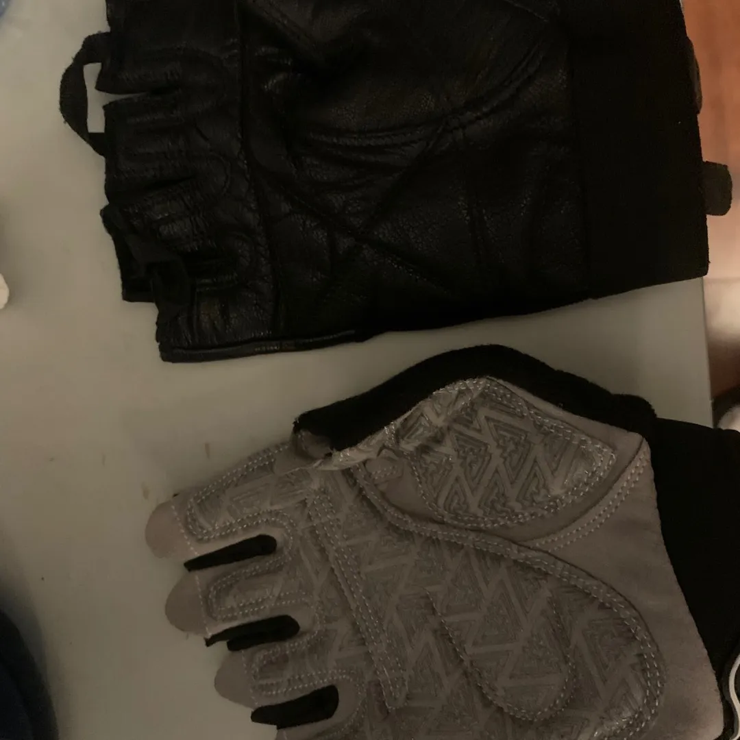 Two right handed workout gloves photo 1