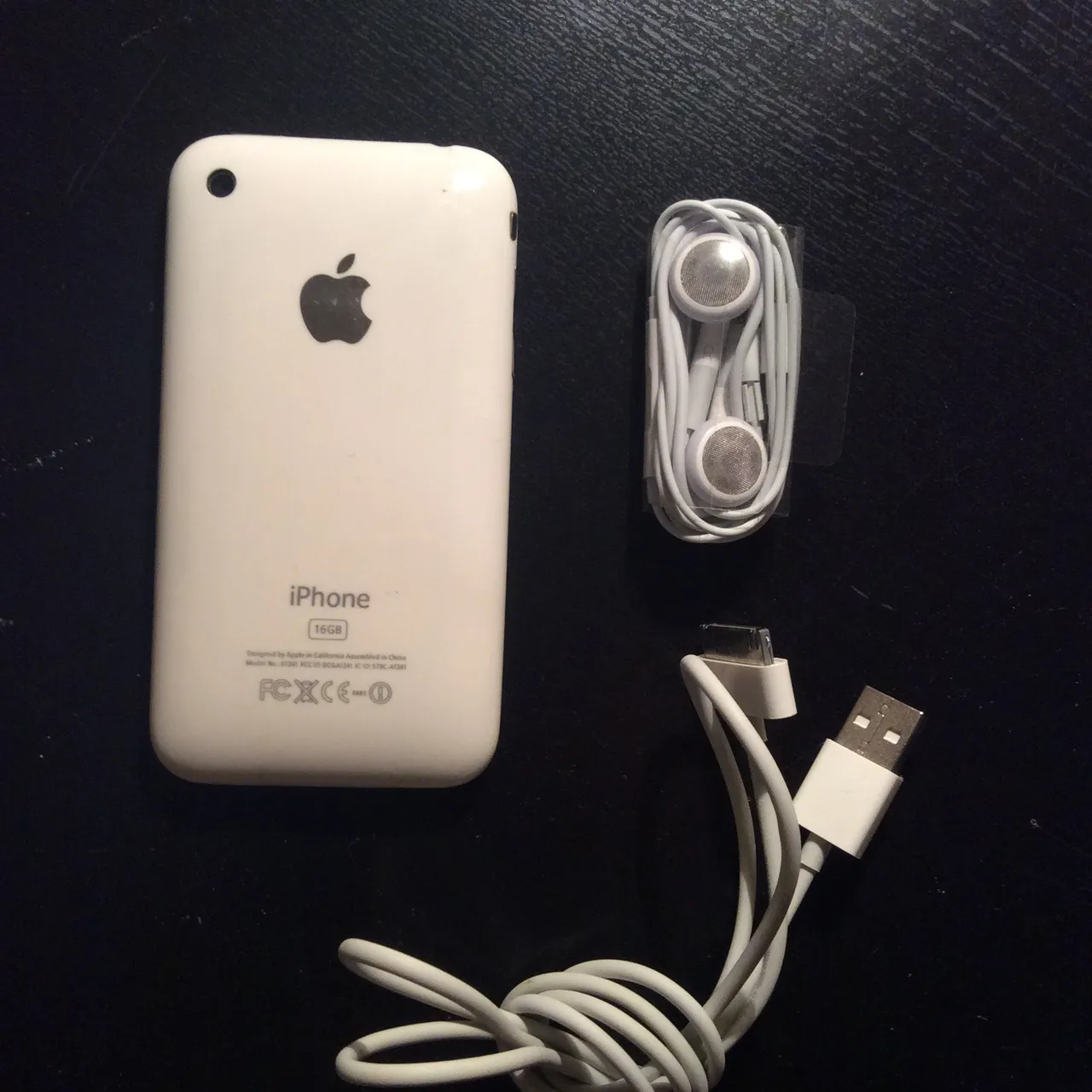 iphone 3G white with unused ear phones photo 1