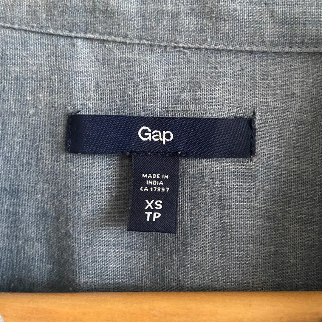 Gap Button Up Women’s XS photo 3