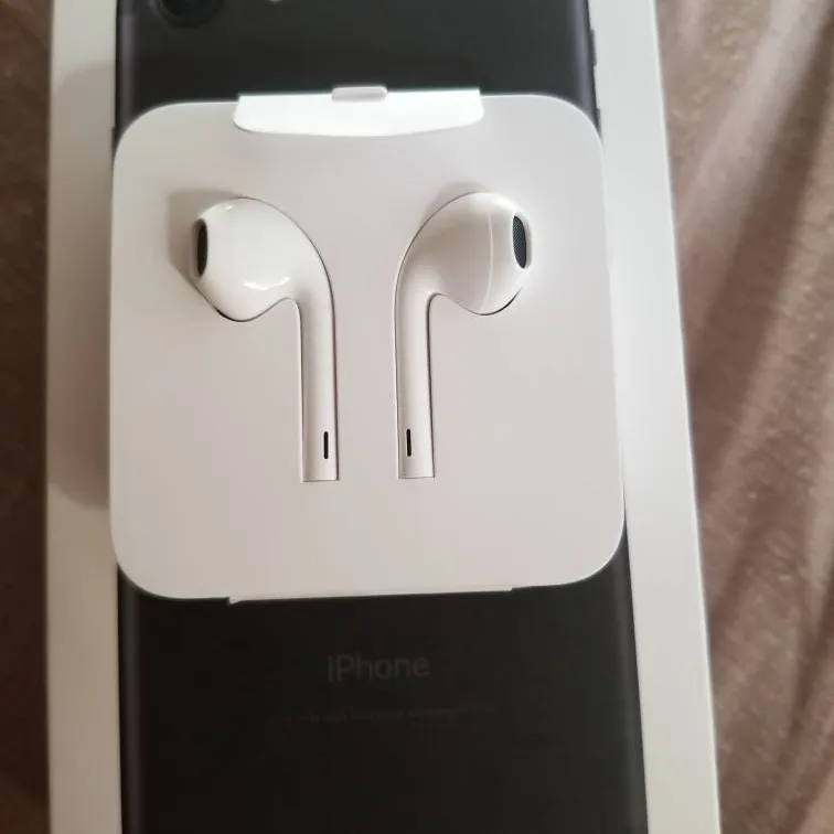 Apple Earpods with Lightening Connector For iphone 7 or highe... photo 1
