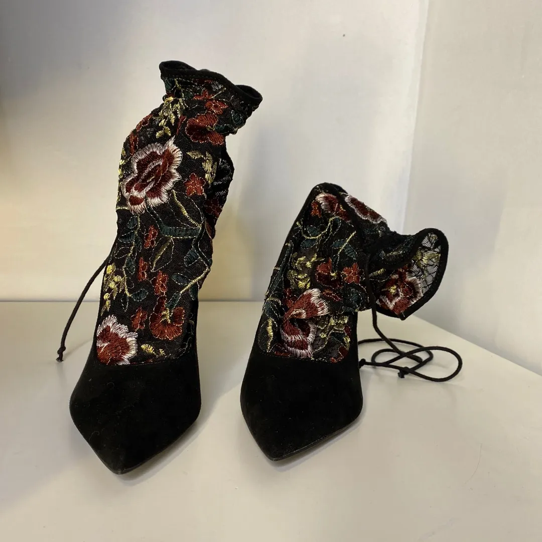 BN Stitched Floral Sock Heel photo 3
