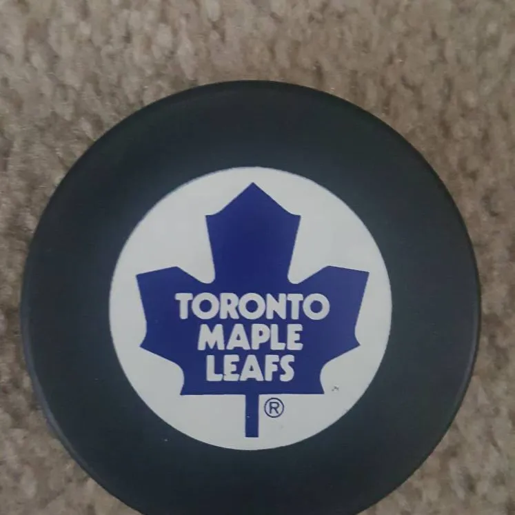 Toronto Maple Leafs Puck photo 1