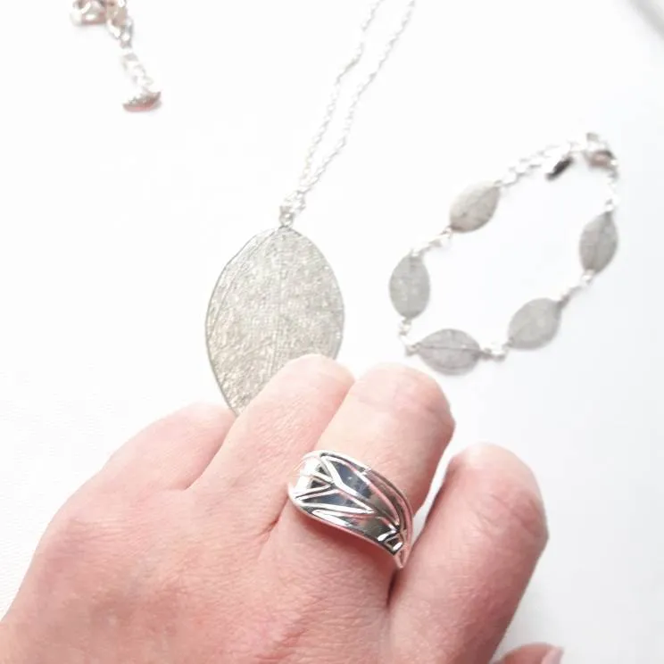 🦄 Minimalist Silvertone Leaf Necklace Set BNIB photo 4
