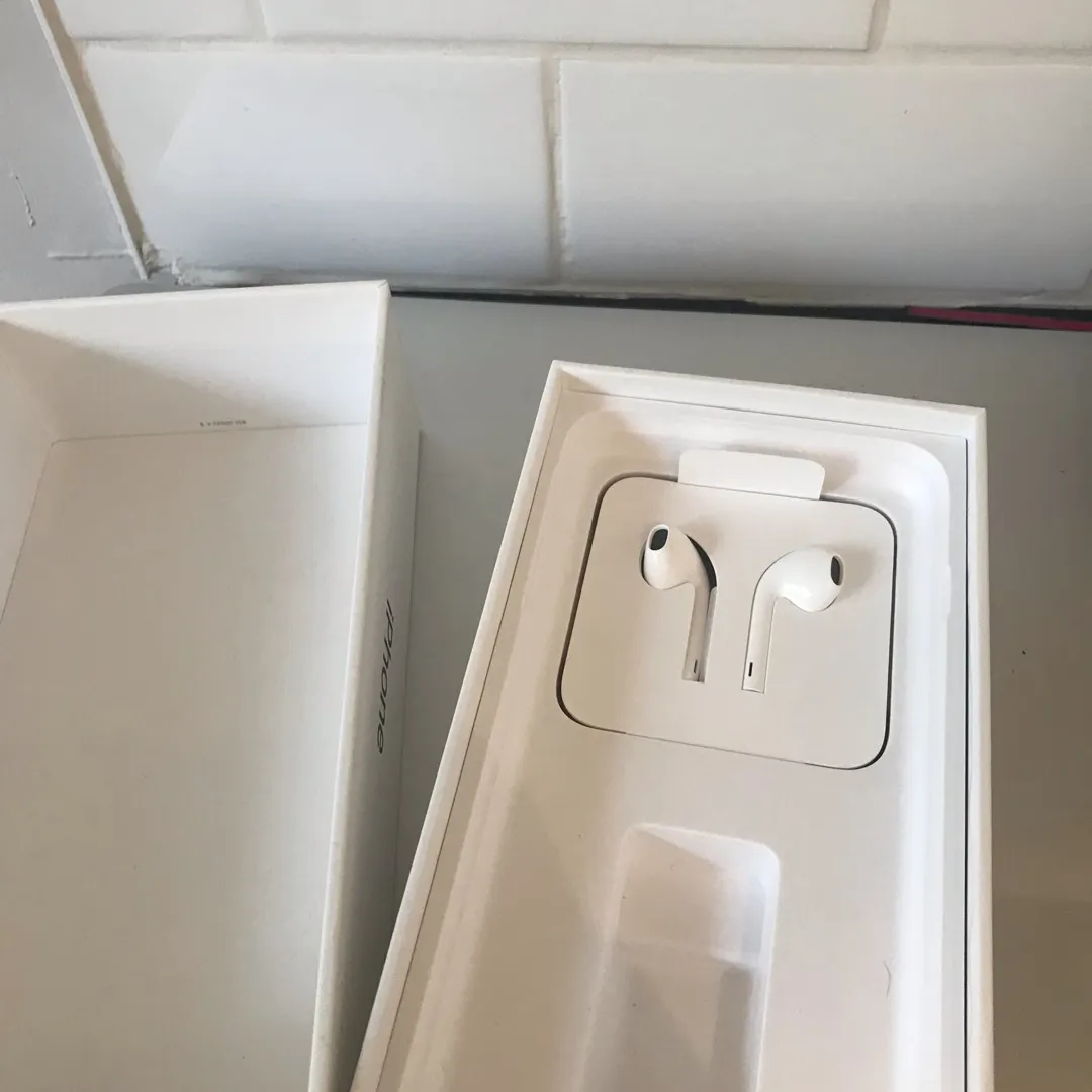 BNIB Wired Apple iPhone 7 Earbuds photo 1