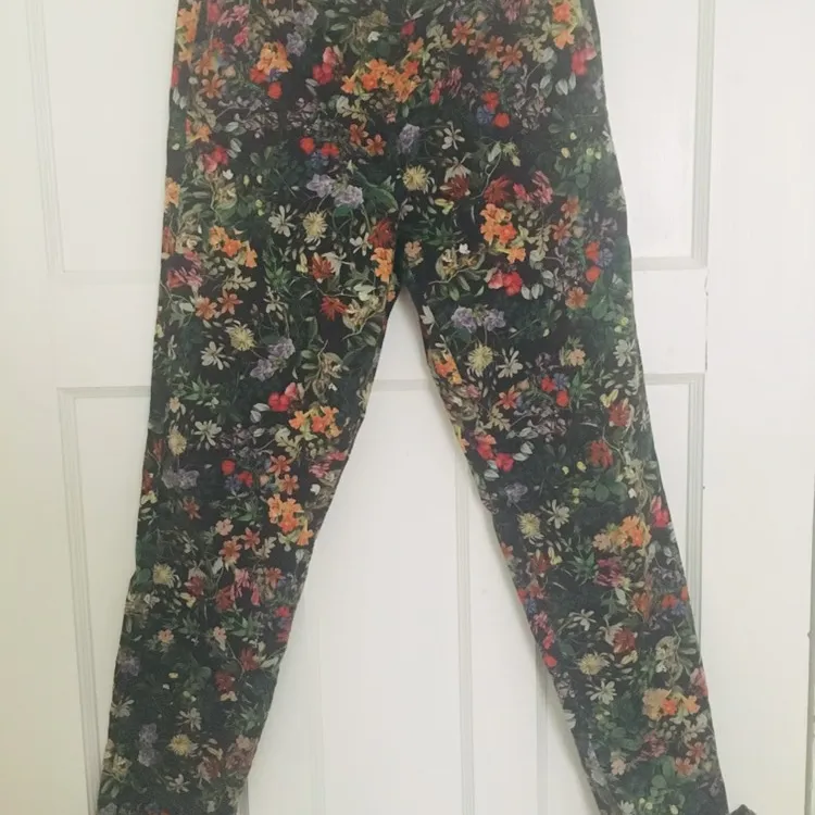 Size 4 Floral Pants Women’s photo 1