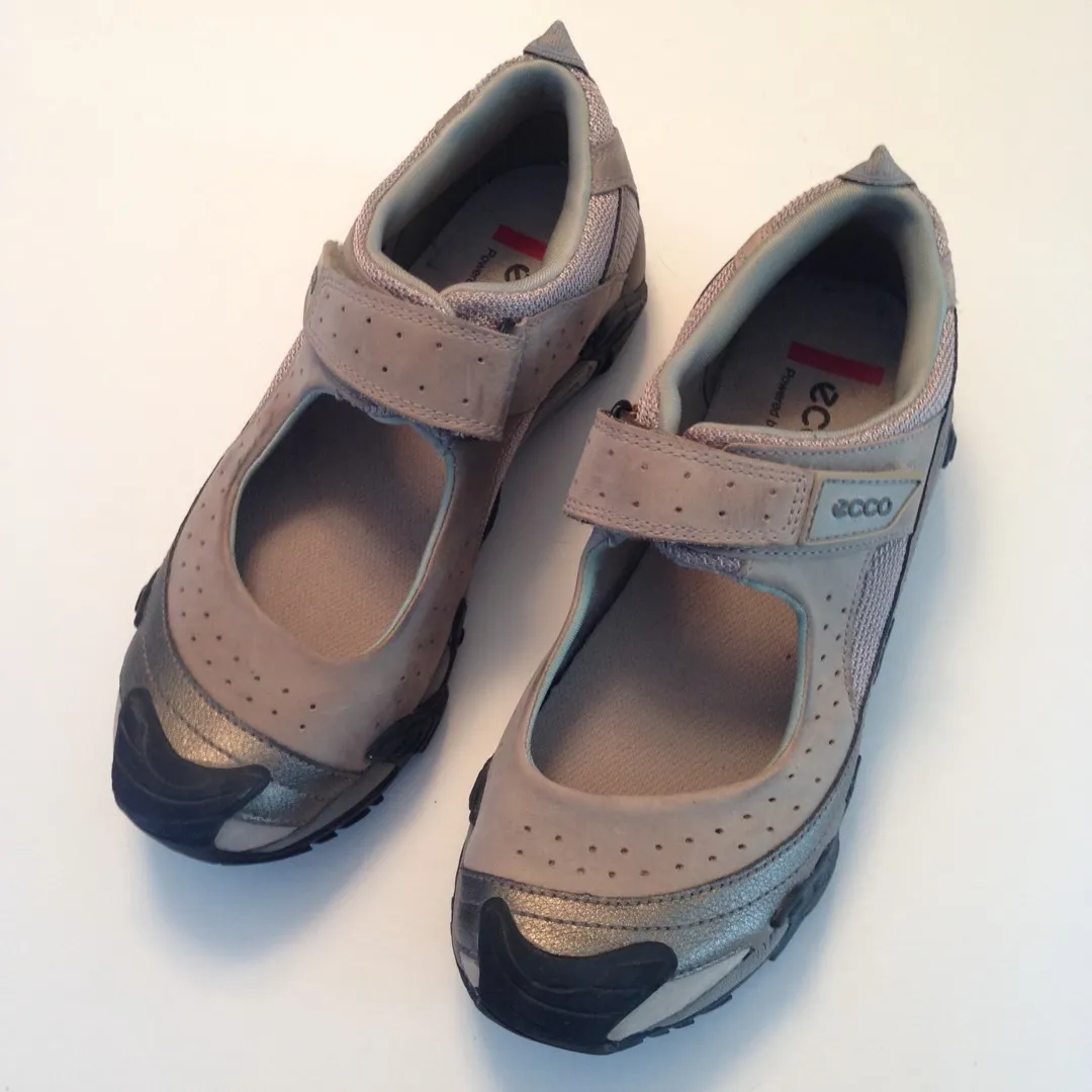 5 Pairs Women’s Shoes + Sandals, Sz 6, 7 & 8 photo 5