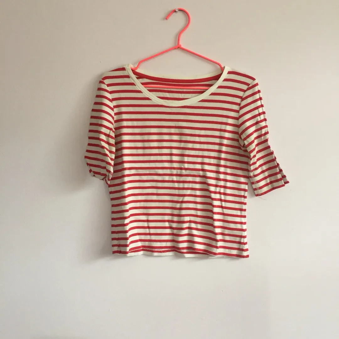 stripy red and white 3/4 sleeve top photo 1