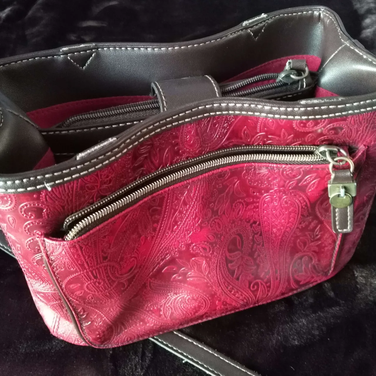 Gorgeous embossed leather purse photo 4
