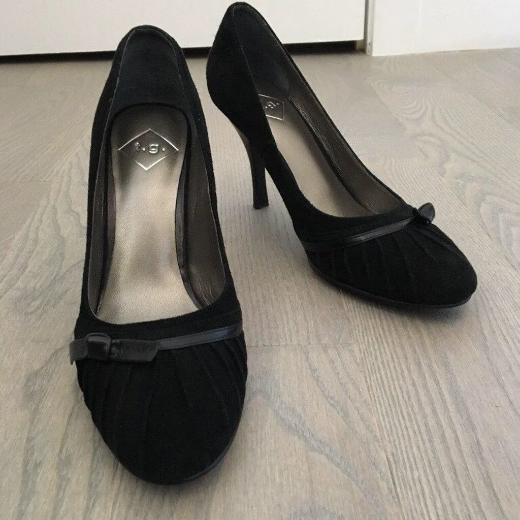 Beautiful classy black suede heels size 6 photo 1