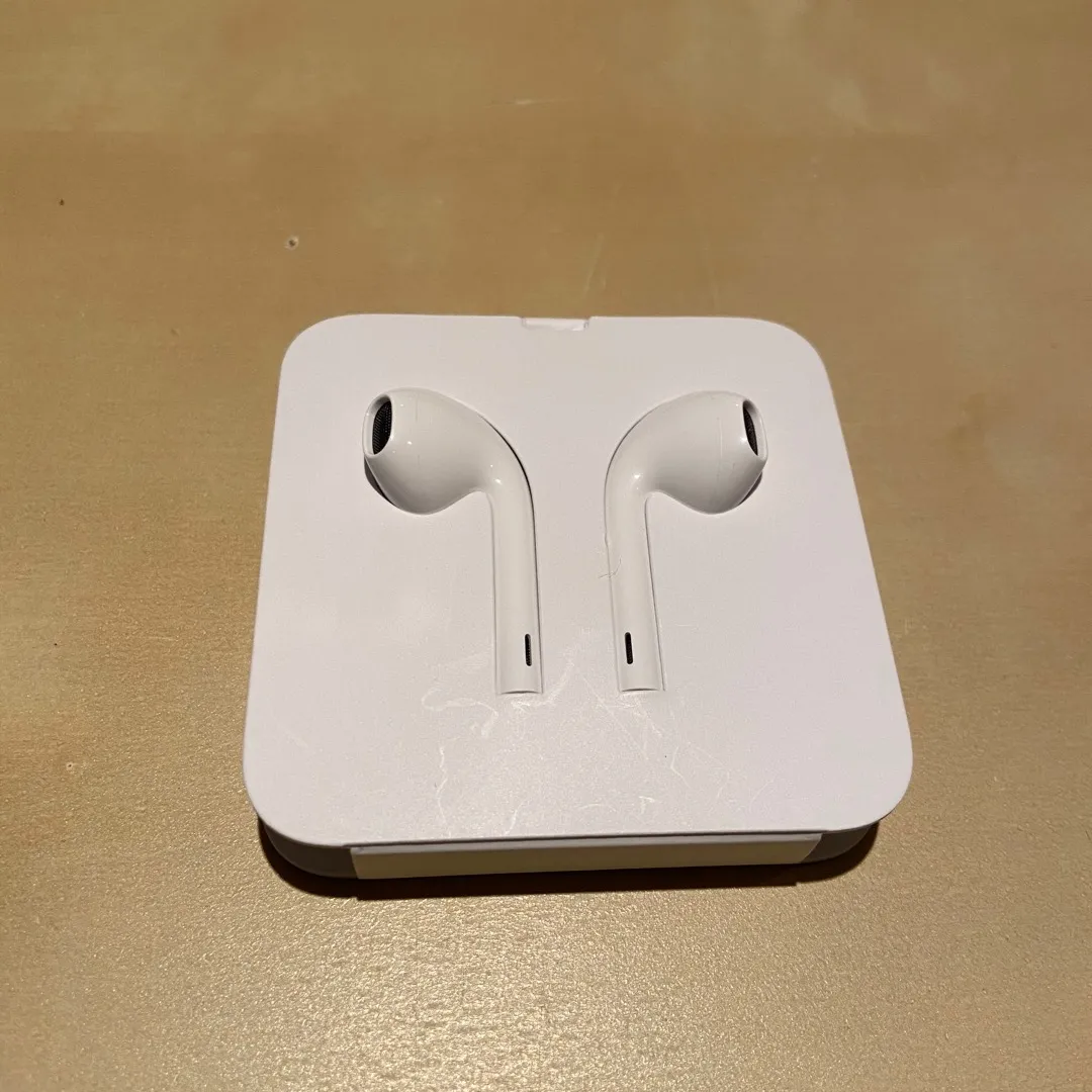 Apple EarPods with Lightning Connector - BNIB photo 3
