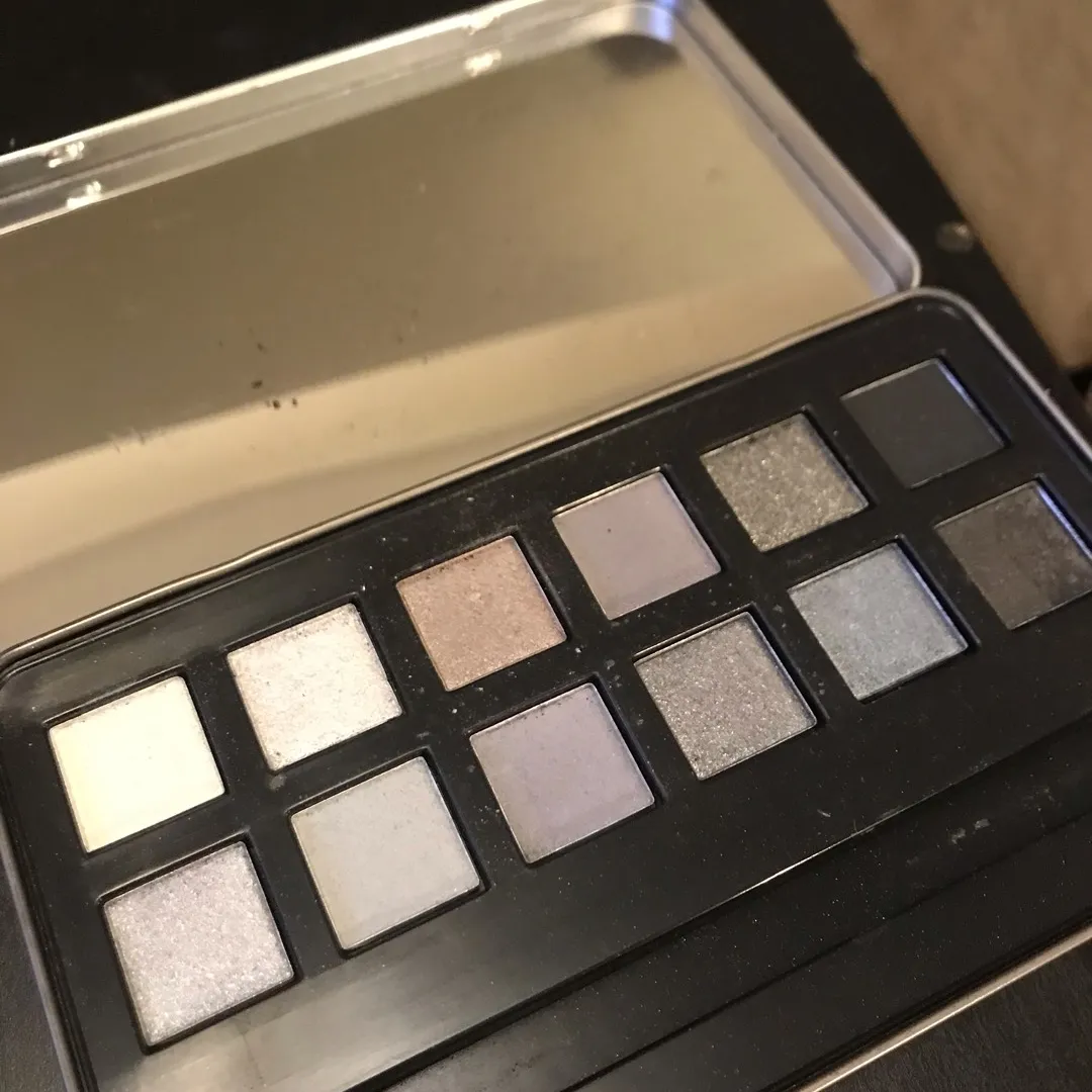 Lord And Taylor Smoky Eyeshadow Pallet photo 1