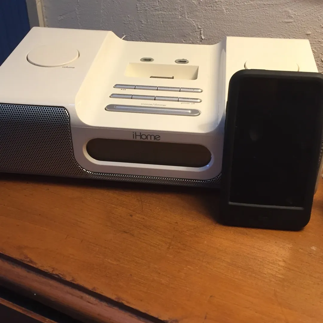 IHome (w/iPod Touch 32g) photo 1