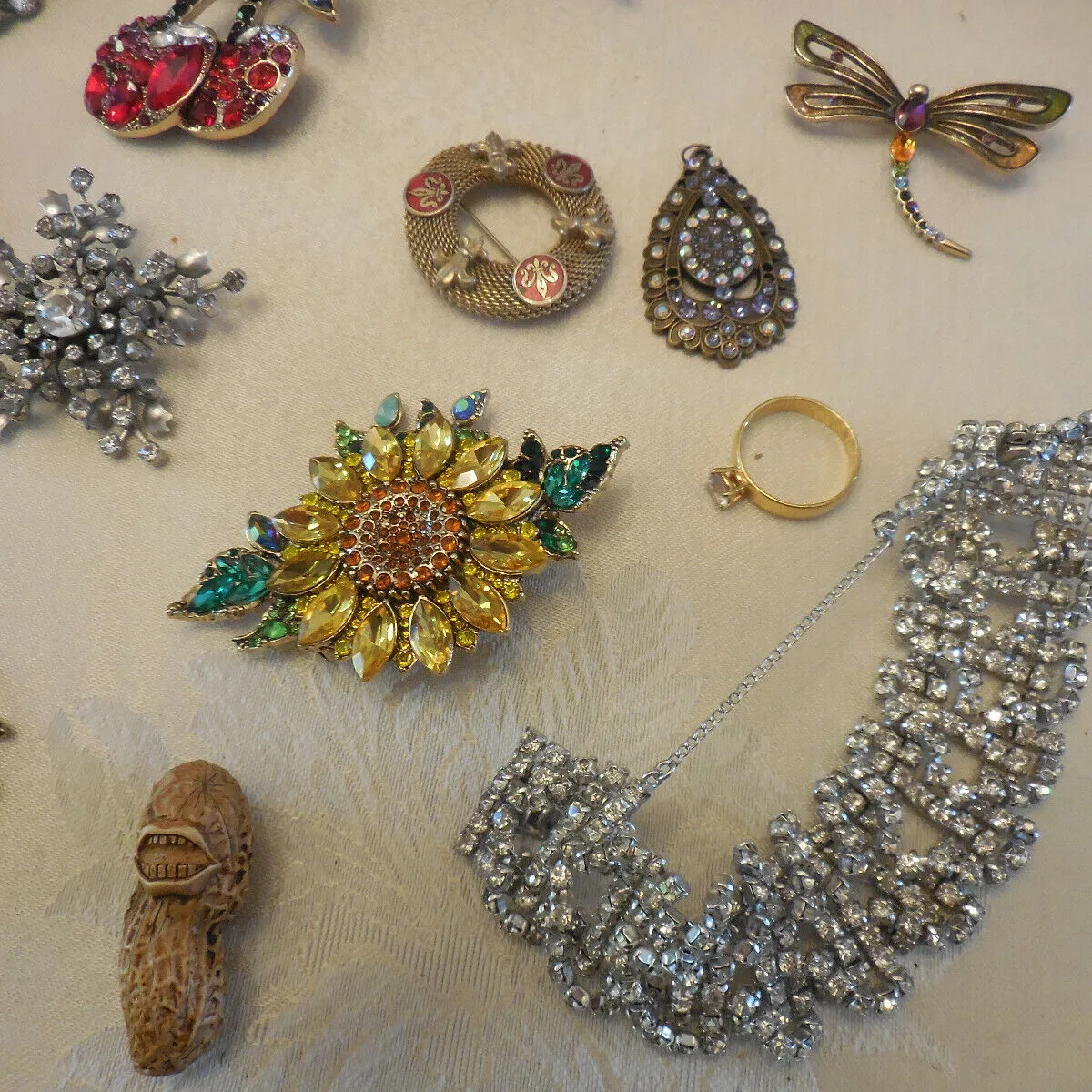 ISO (in Montreal) Costume vintage jewelry brooches etc…ISOS  photo 3