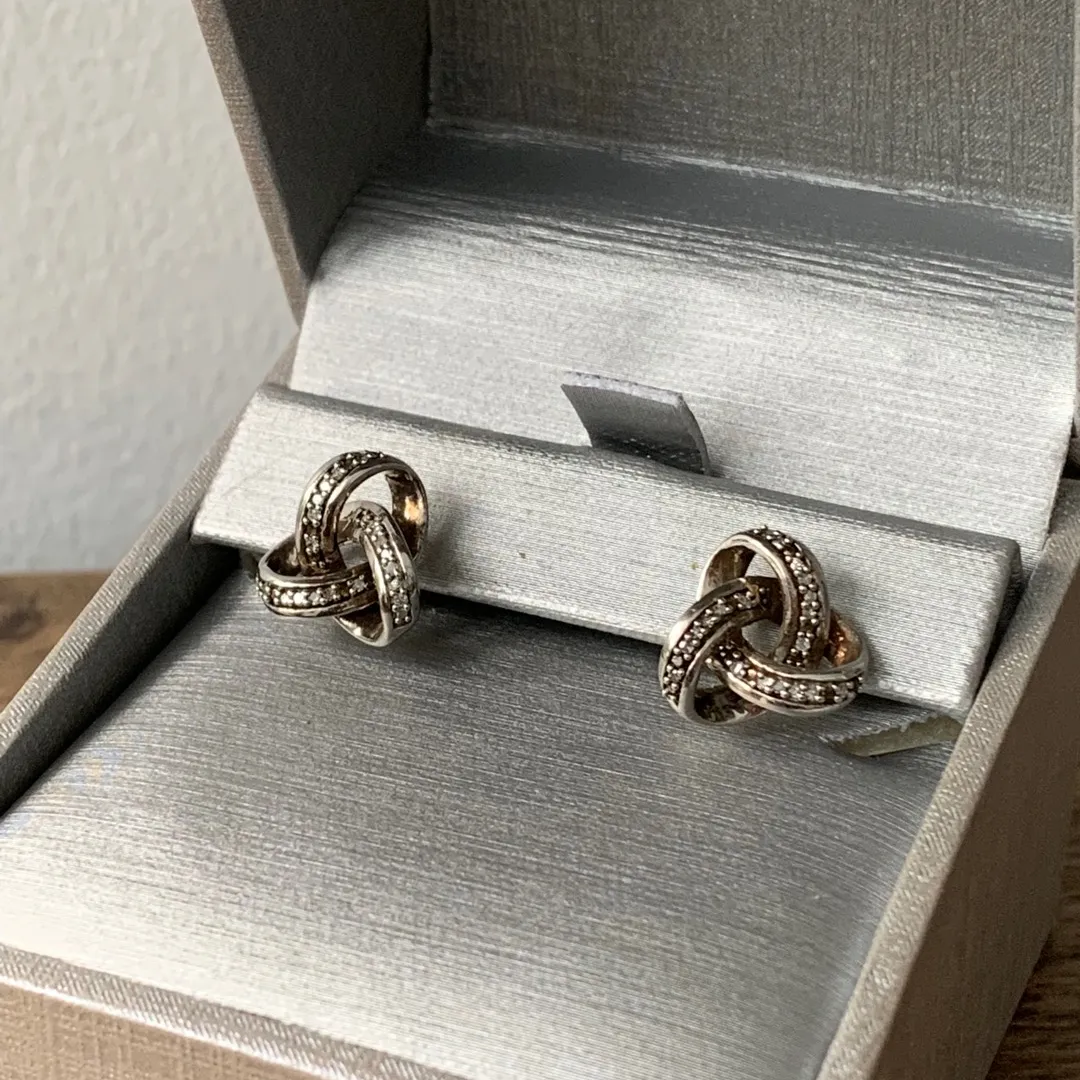 Giftable People‘s Jewellers Diamond Love Knot Stud Earrings i... photo 5