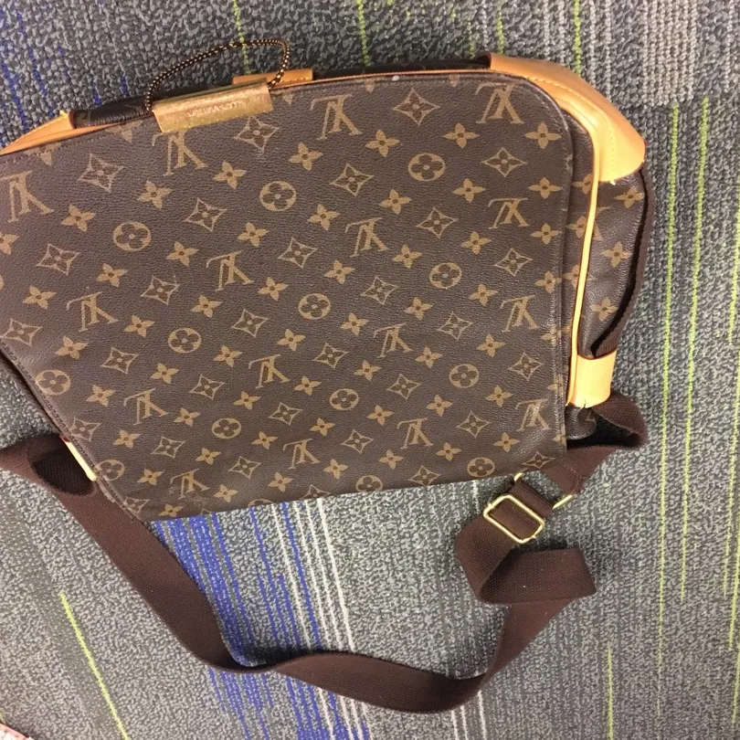 Good Quality Fake Louis Vuitton Shoulder Bag photo 1