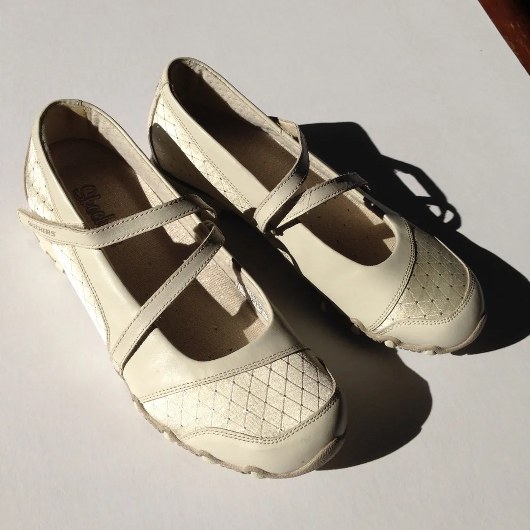 5 Pairs Women’s Shoes + Sandals, Sz 6, 7 & 8 photo 6