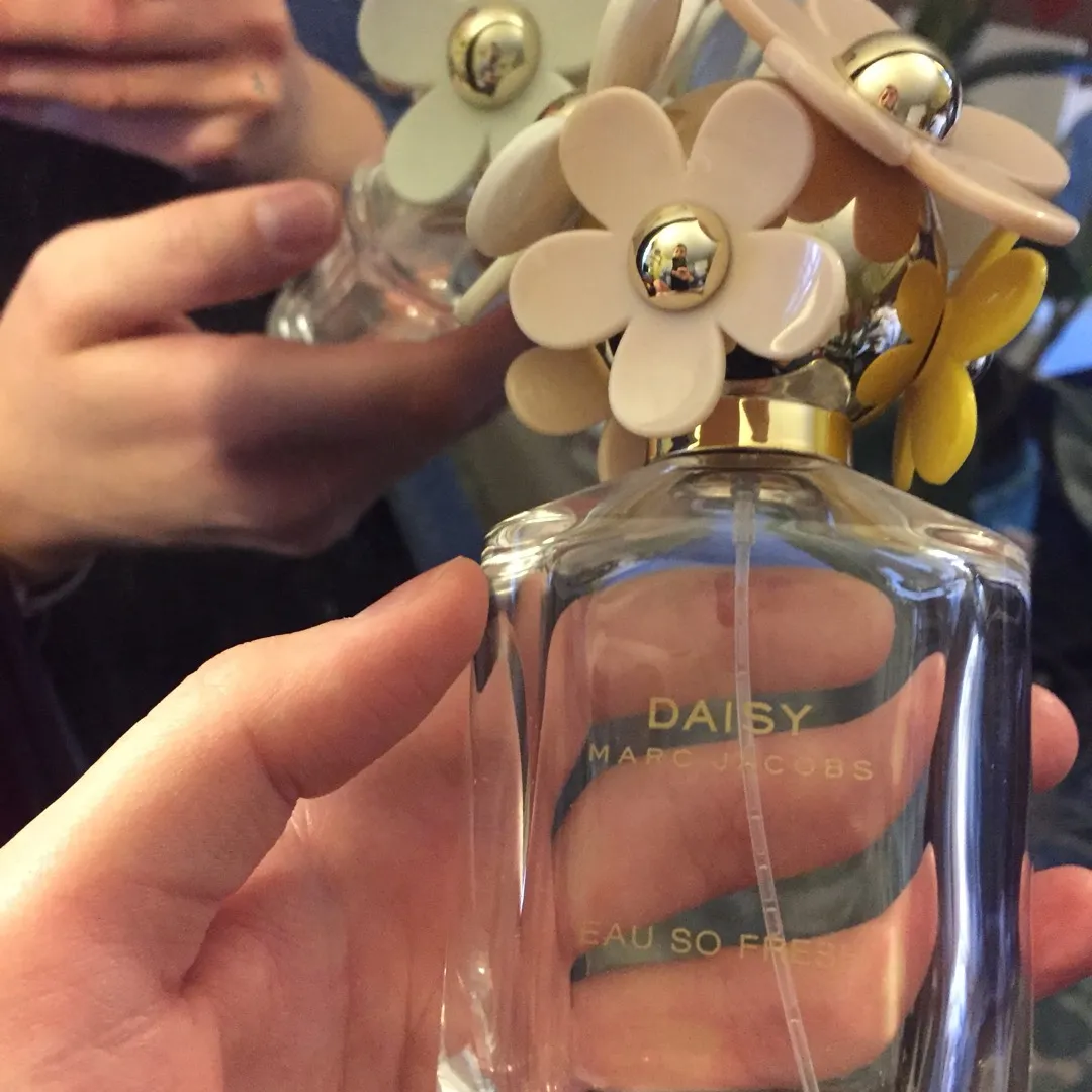 Free Empty Marc Jacobs Daisy Perfume Bottle photo 1