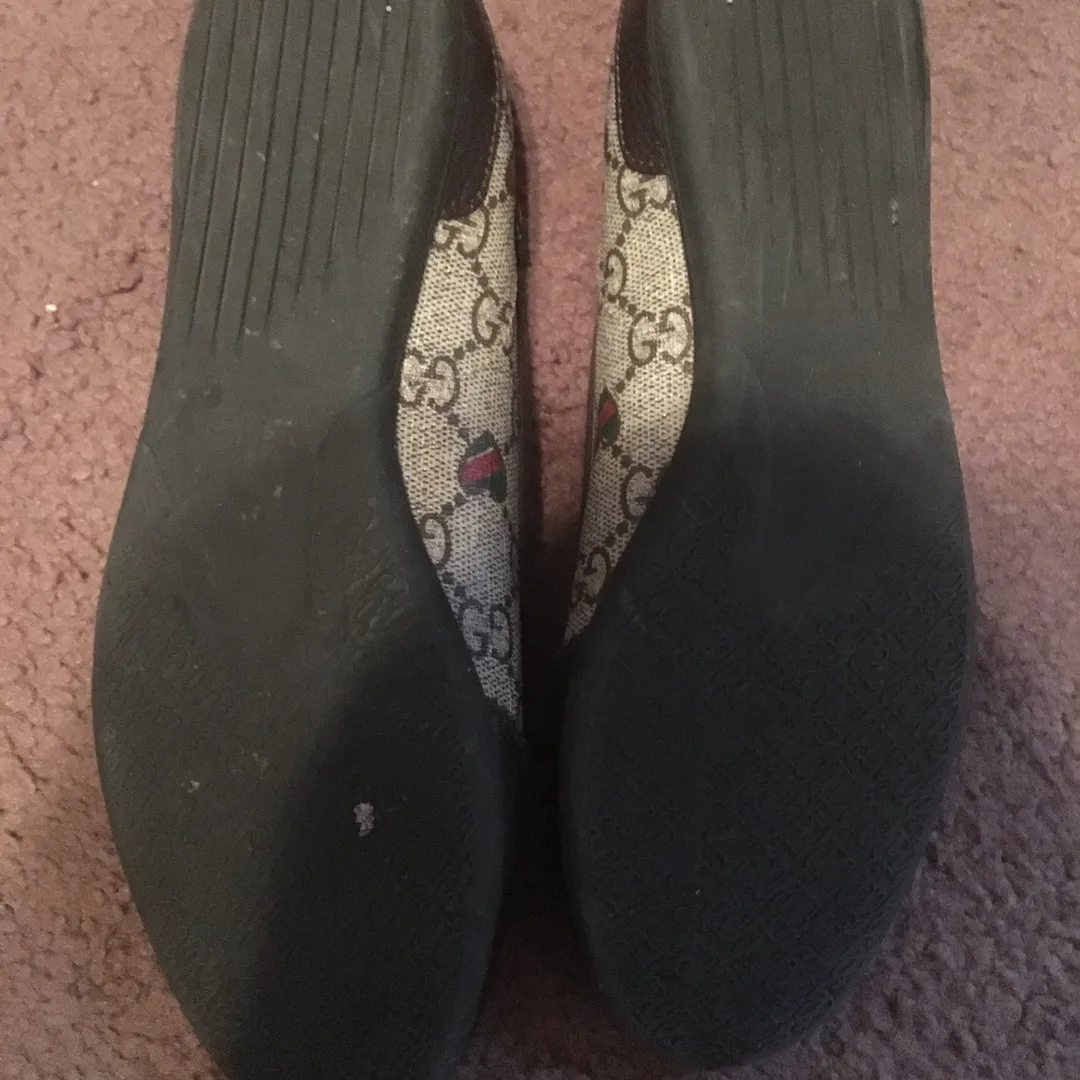 Authentic Gucci Flats In Amazing Condition photo 5