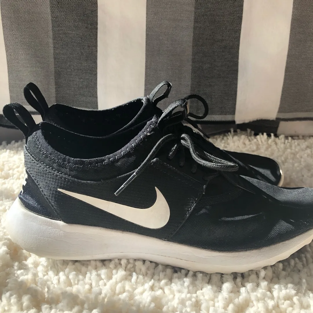 Black Nike Runners/Shoes-Sz 7 photo 1