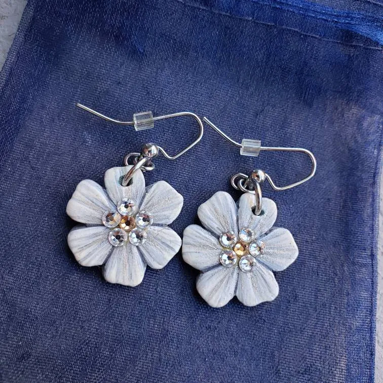 White Handmade Clay Flower Earrings photo 1