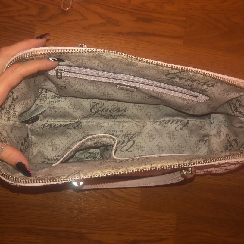 BRAND NEW NEVER USED GUESS BAG photo 10