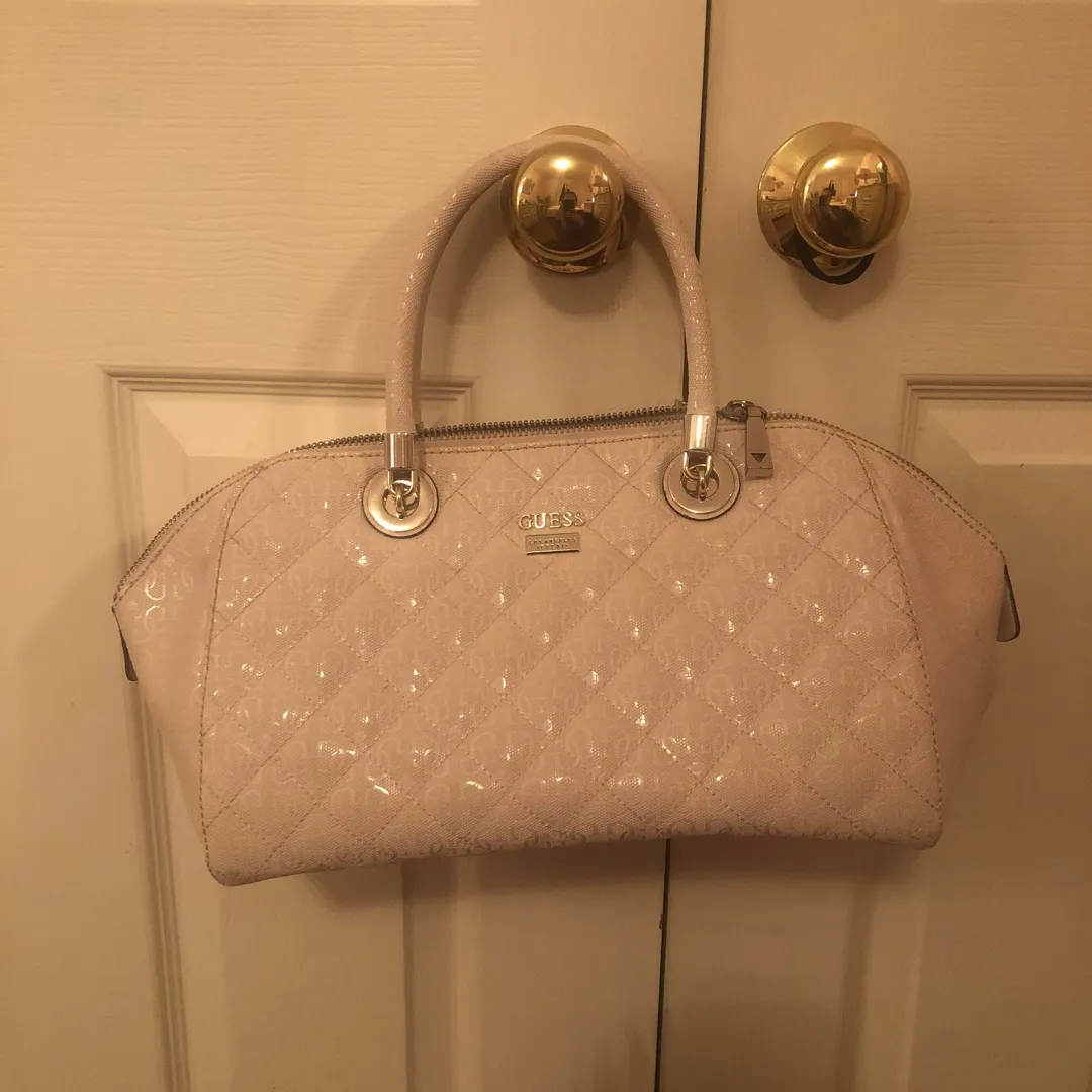 BRAND NEW NEVER USED GUESS BAG photo 3