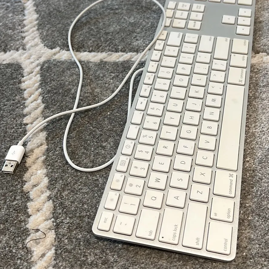 Wired apple Keyboard photo 1