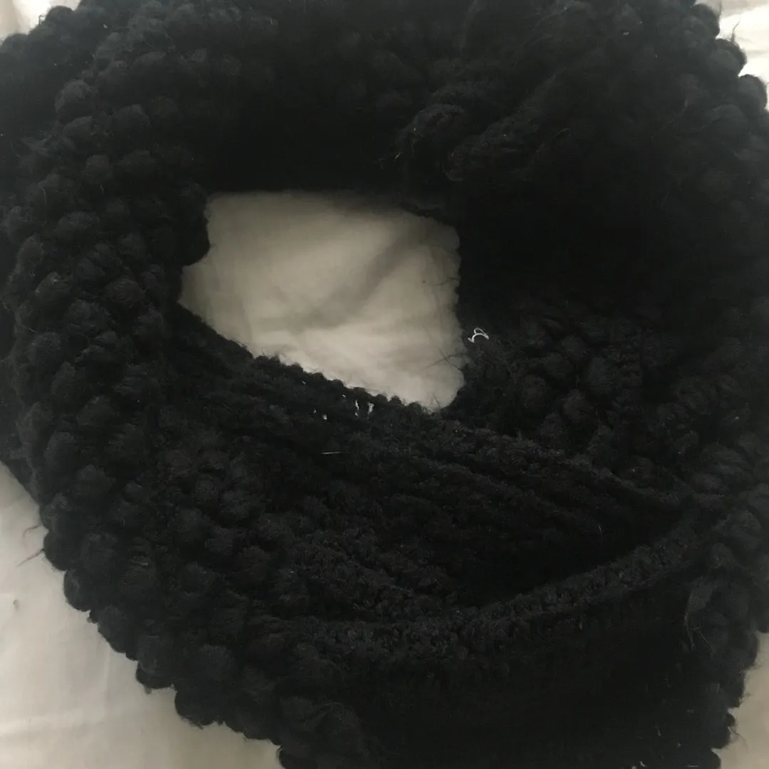 Black circle scarf photo 1