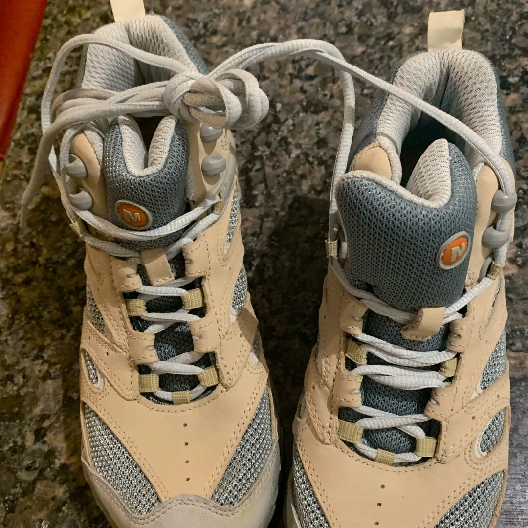 Size 6 New Hiking Shoes photo 3