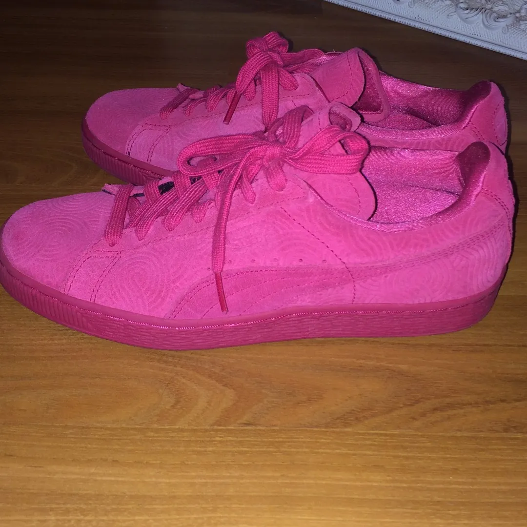 Pink suede puma shoes photo 1