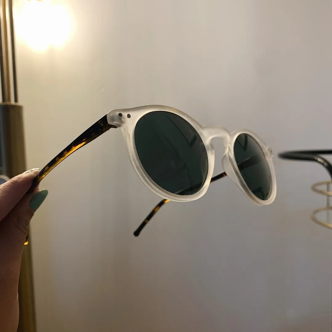 White/ tortoise shell sunglasses photo 1