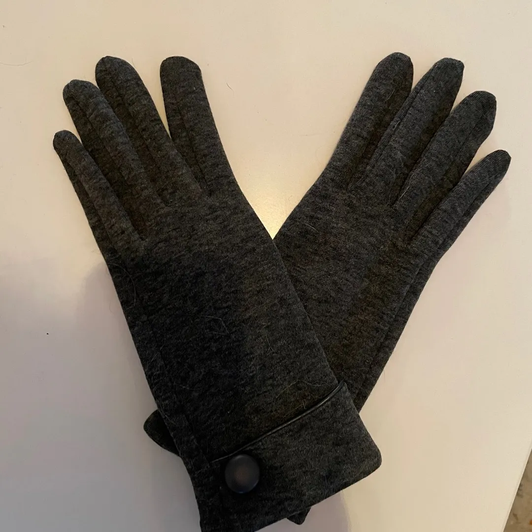 Touchscreen Grey Gloves BNWOT photo 1