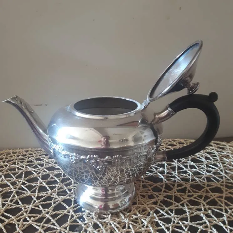 WM  A Rogers - The Old English Reproduction Silver Plated Tea... photo 8