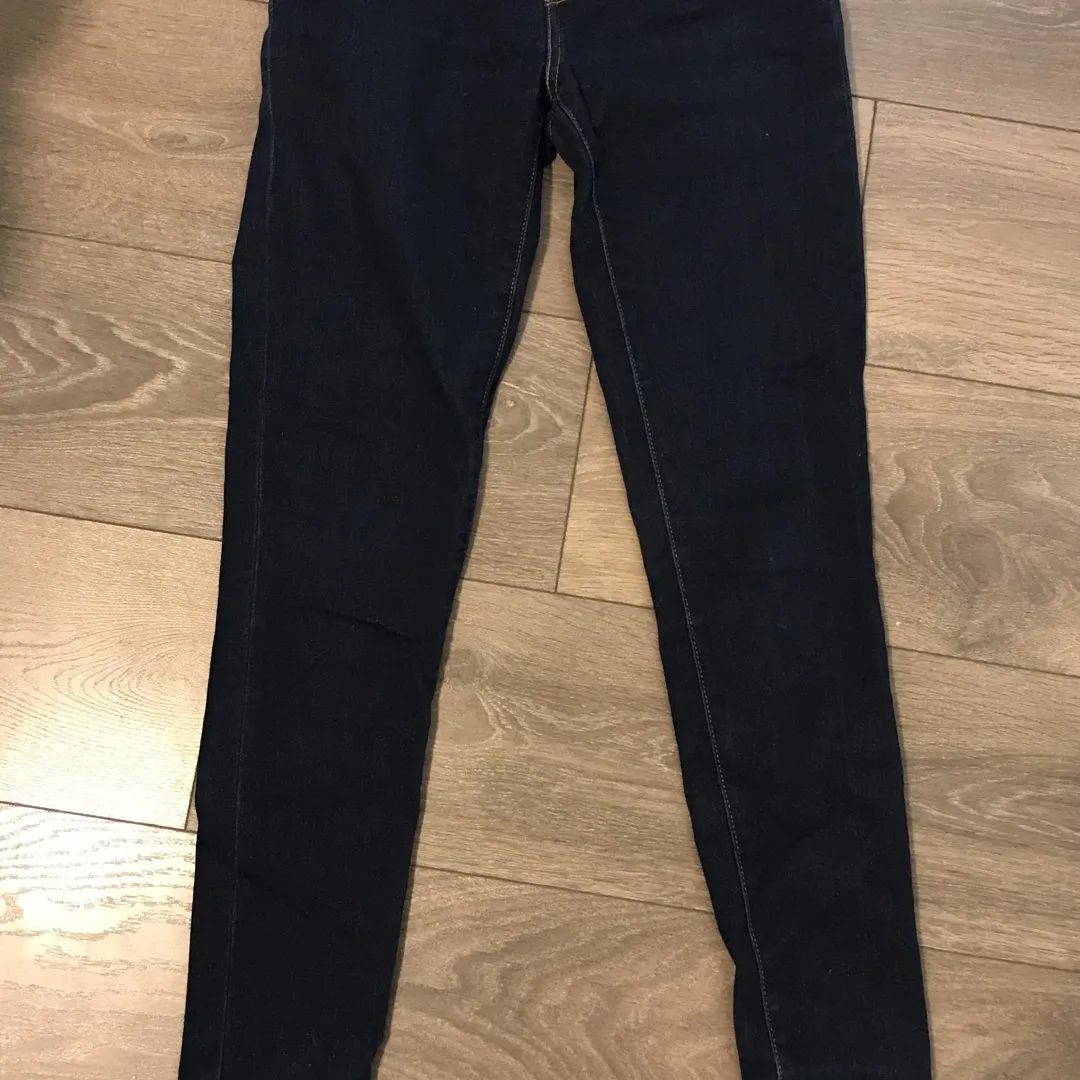 High Rise Dark Wash Levi’s Skinny Jeans photo 3