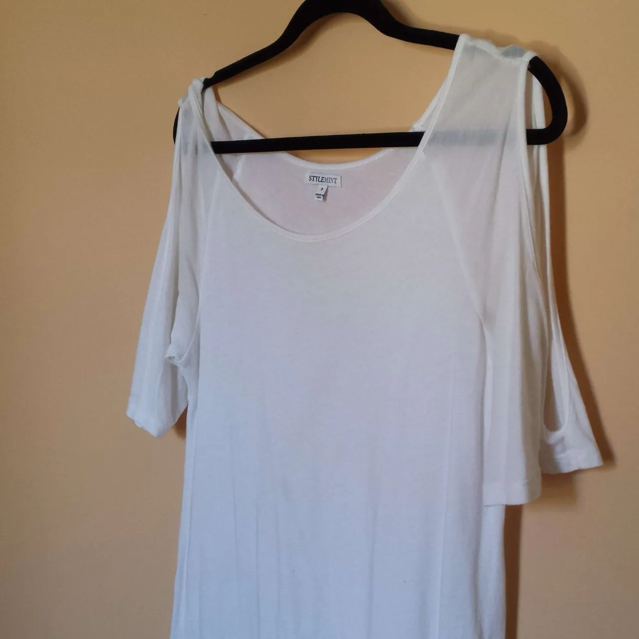 White T (cut out) photo 3