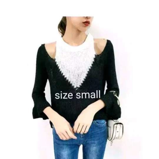 Small Black And white Knit Top photo 1