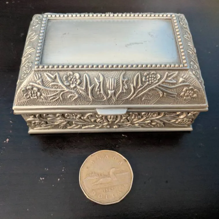 Small Metal Jewelery Box For 1 Token photo 1