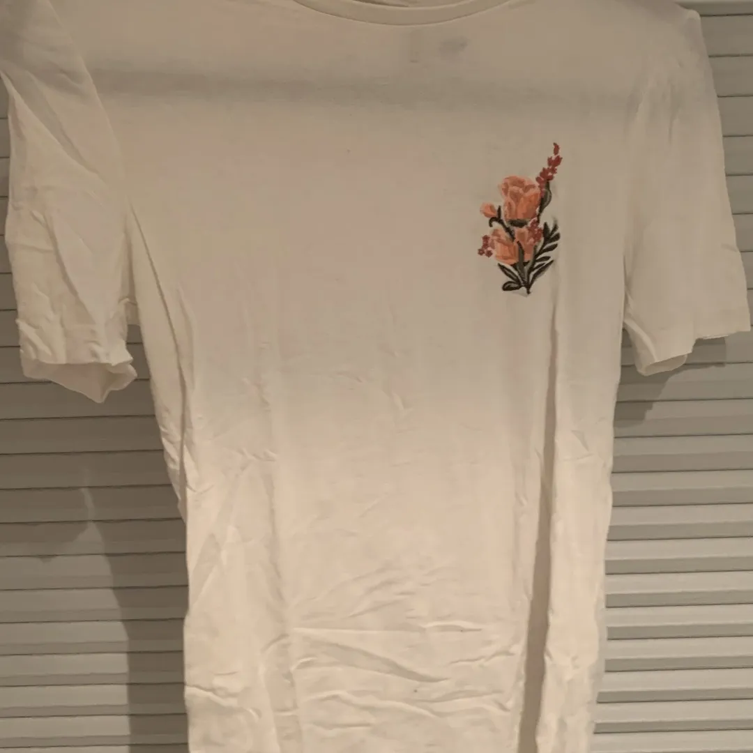 H&M T-shirt With Floral Embroidery Size XS photo 1