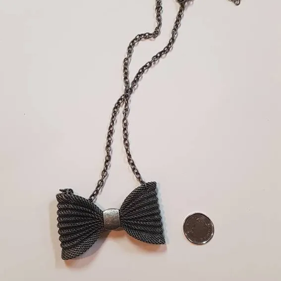Metal Bowtie Necklace - Collier Noeud Papillon En Metal photo 1